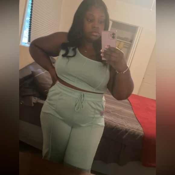 One shoulder crop top and jogger set - Picture 3 of 4